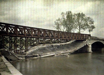 Lerombolt híd az Aisne felett, mérnökök által újjáépített híd, Franciaország, 1917 (autokróm) alkotó: Fernand Cuville